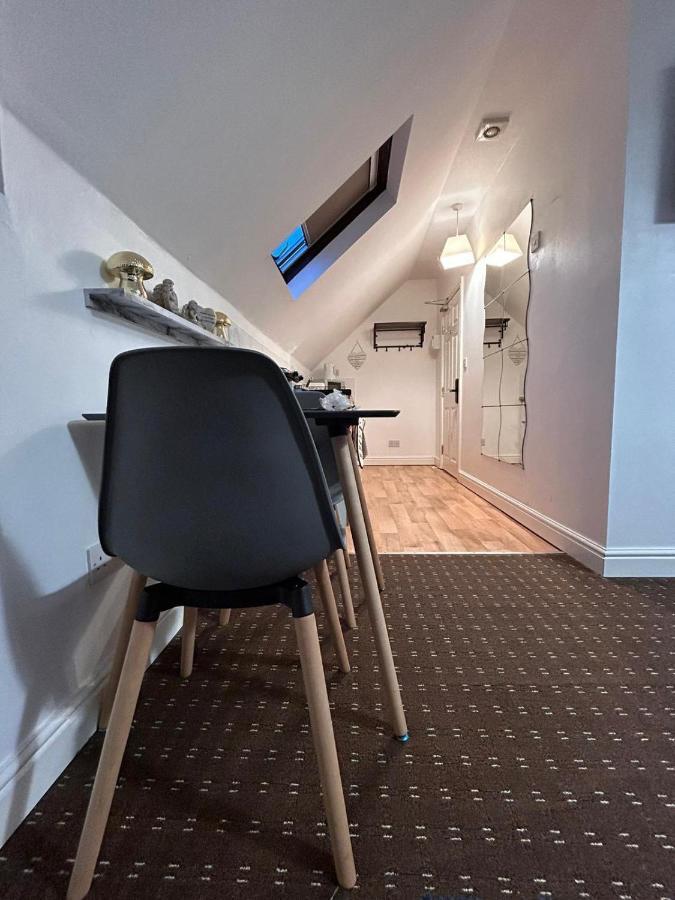 Apartamento Bv Comfy Attic Studio At Deighton Huddersfield Exterior foto