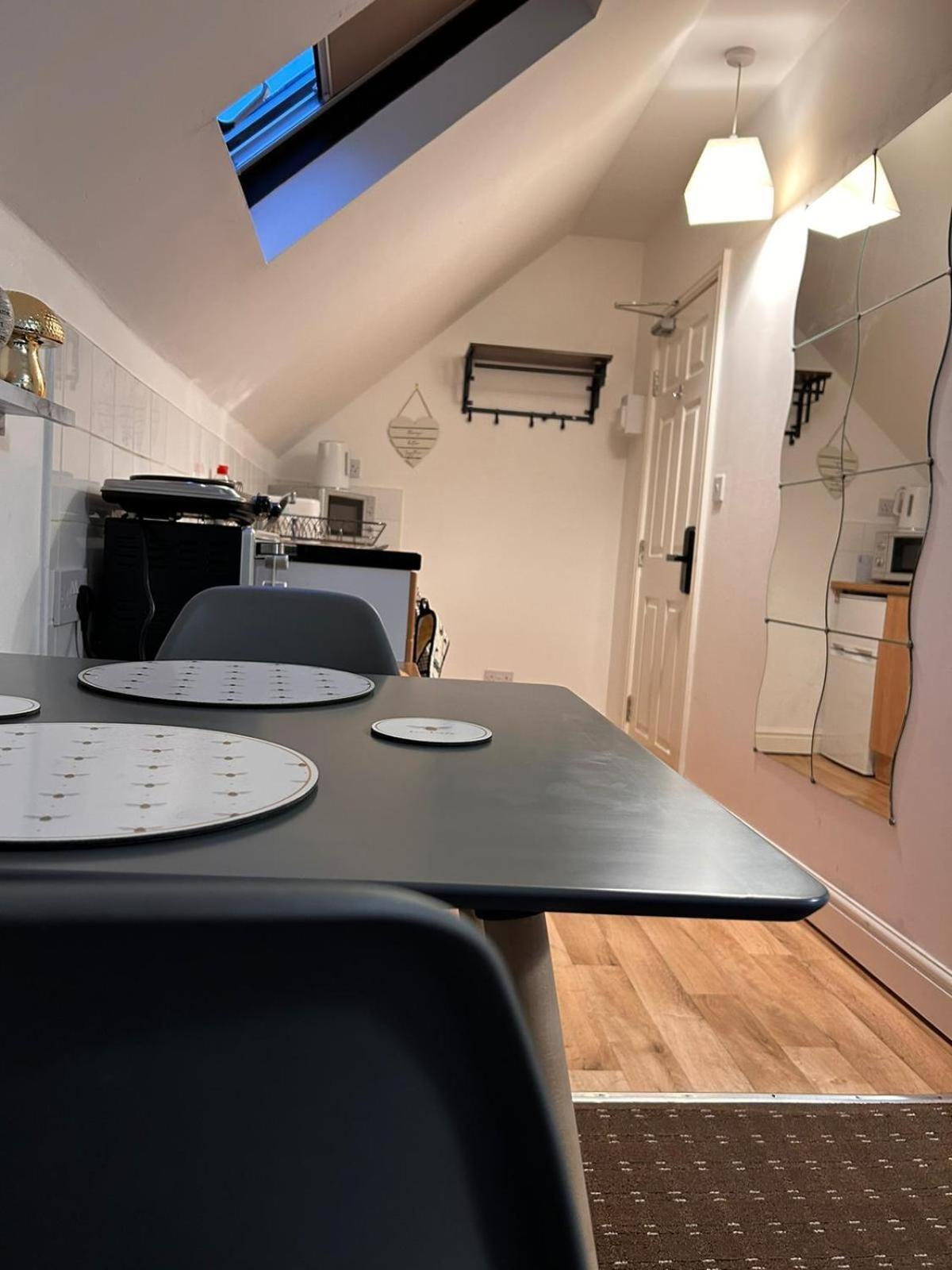 Apartamento Bv Comfy Attic Studio At Deighton Huddersfield Exterior foto